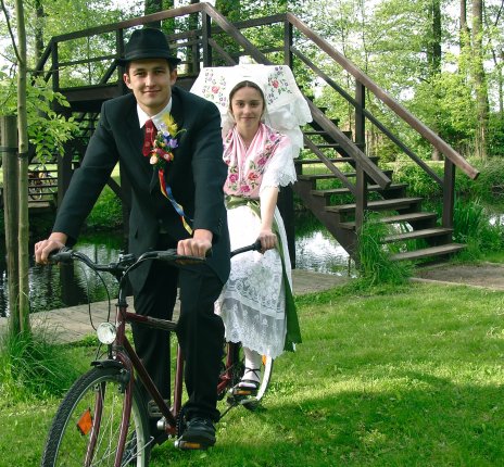 Auch mit dem Rad unterwegs: Paar in traditioneller Spreewaldtracht © TV Spreewald e.V.
